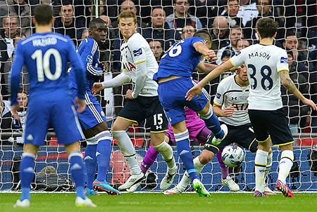 Tiền đạo trẻ của Tottenham Kane trong vòng vây của các cầu thủ Chelsea