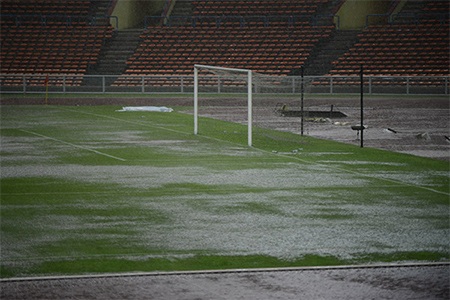 Khắp mặt sân xuất hiện nhiều vũng nước lớn