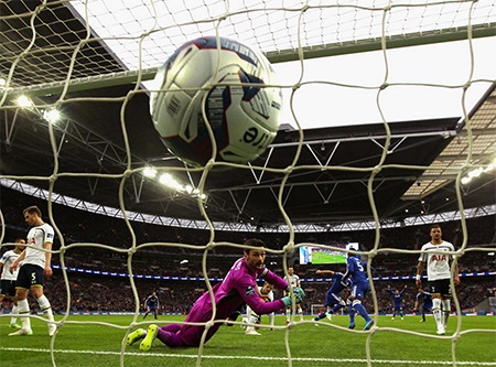 Lloris không thể cản phá pha dứt điểm gần của đối thủ