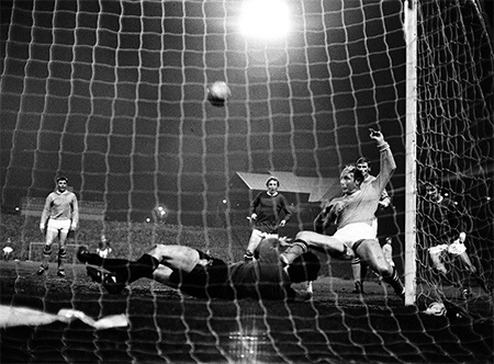 Hoài niệm derby thành Manchester - 2 Bobby Charlton áp sát cầu môn của Man City trong trận derby diễn ra vào ngày 27/4/1968