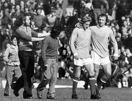 Hoài niệm derby thành Manchester - 3 Bobby Charlton áp sát cầu môn của Man City trong trận derby diễn ra vào ngày 27/4/1968