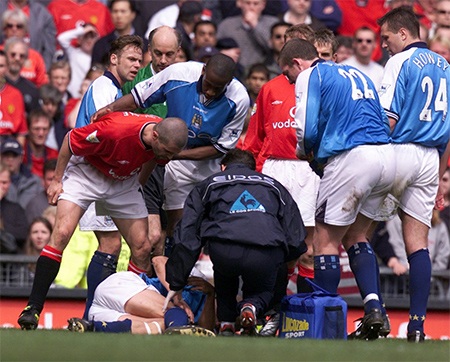 Hoài niệm derby thành Manchester - 4 Bobby Charlton áp sát cầu môn của Man City trong trận derby diễn ra vào ngày 27/4/1968