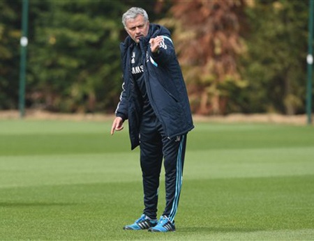 Mourinho "hò hét" học trò trên sân tập - 4 Vị chiến lược gia người Bồ Đào Nha cũng đã có những chỉ đạo cho các học trò thi đấu