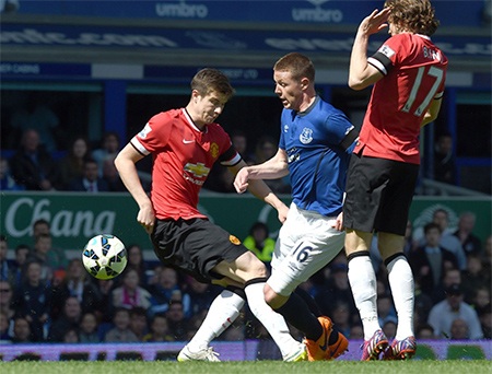 90 phút ê chề của MU tại Goodison Park - 4 Ngay phút thứ 5, hàng thủ của đội khách mắc sai lầm khi để McCarthy vượt qua dễ dàng rồi ghi bàn