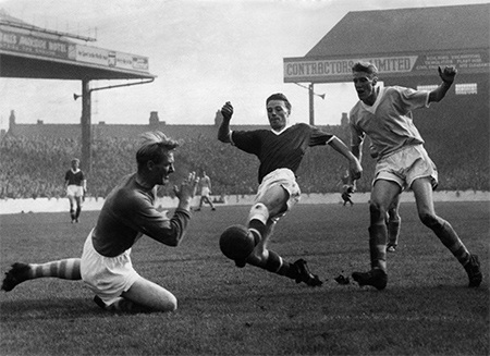 Hoài niệm derby thành Manchester - 5 Bobby Charlton áp sát cầu môn của Man City trong trận derby diễn ra vào ngày 27/4/1968