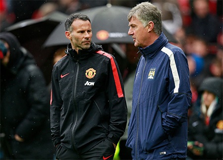 Nhìn lại trận cầu MU đè bẹp Man City - 6 Trợ lý của MU Ryan Giggs nói chuyện với trợ lý HLV của Man
City Brian Kidd