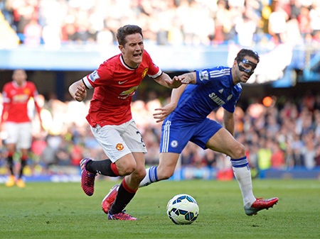 Nhìn lại trận chiến giữa Chelsea với MU - 7 Pha tranh bóng giữa hai cầu thủ người Tây Ban Nha, Herrera và Fabregas