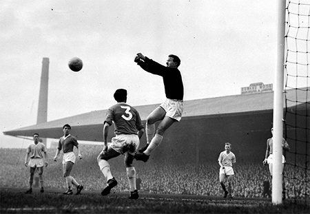 Hoài niệm derby thành Manchester - 8 Thủ thành Gregg của MU cản phá bóng trước pha đánh đầu của Hannad bên phía Man City