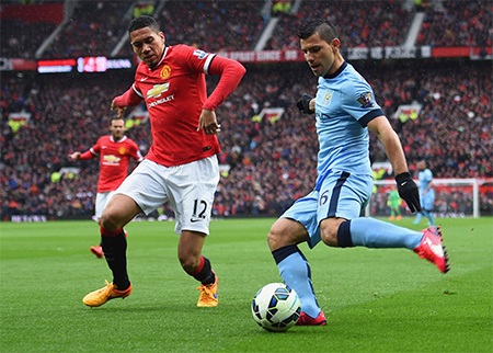 Nhìn lại trận cầu MU đè bẹp Man City - 9 Ngay từ những phút đầu tiên, Man City đã đẩy nhanh tốc độ tấn
công và khiến MU bất ngờ