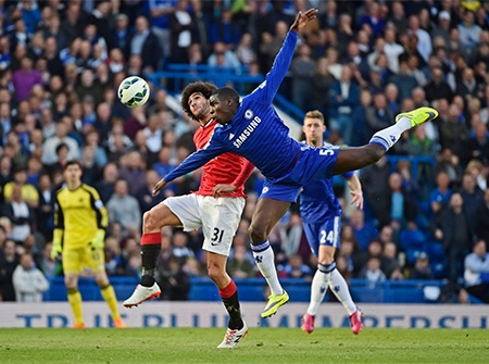Nhìn lại trận chiến giữa Chelsea với MU - 8 Fellaini tranh bóng với Zouma