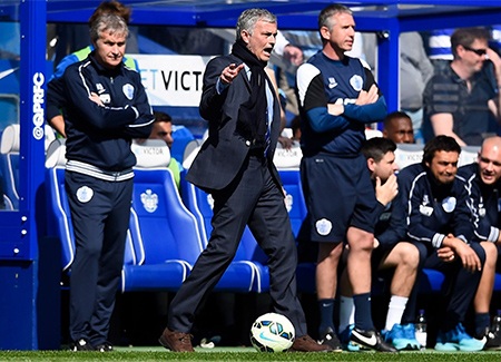 Nhìn lại trận derby khổ cực của Chelsea - 9 Mourinho hò hét chỉ đạo học trò ở bên ngoài sân