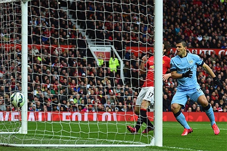 Nhìn lại trận cầu MU đè bẹp Man City - 10 Phút thứ 8, Aguero dễ dàng làm tung lưới đối thủ sau đường
chuyền dọn cỗ của Silva