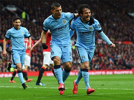 Nhìn lại trận cầu MU đè bẹp Man City - 11 Phút thứ 8, Aguero dễ dàng làm tung lưới đối thủ sau đường
chuyền dọn cỗ của Silva