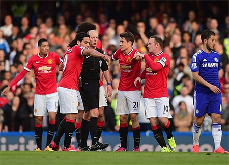 Nhìn lại trận chiến giữa Chelsea với MU - 10 Các cầu thủ MU vây lấy trọng tài Mike Dean vì cho rằng Falcao bị thúc cùi chỏ