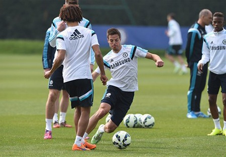 Mourinho "hò hét" học trò trên sân tập - 11 Azpilicueta tập luyện cùng nhóm cầu thủ trẻ