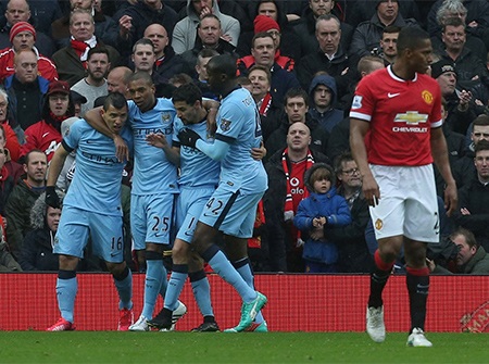 Nhìn lại trận cầu MU đè bẹp Man City - 12 Phút thứ 8, Aguero dễ dàng làm tung lưới đối thủ sau đường
chuyền dọn cỗ của Silva