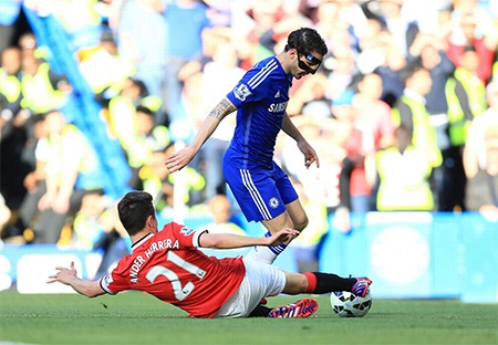 Nhìn lại trận chiến giữa Chelsea với MU - 11 Herrera cố gắng ngăn chặn Fabregas
