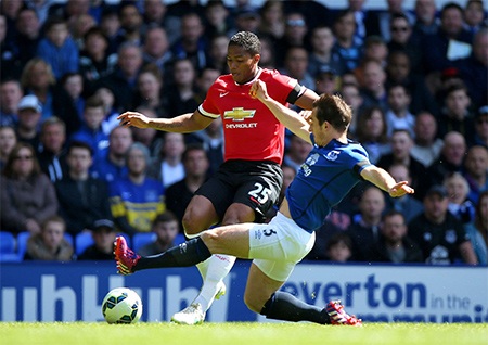 90 phút ê chề của MU tại Goodison Park - 9 Baines ngăn chặn pha lên bóng của Valencia