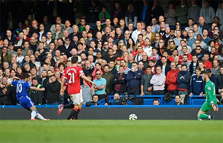 Nhìn lại trận chiến giữa Chelsea với MU - 12 Phút 39, Hazard băng xuống và dứt điểm hiểm hóc, bóng qua hai chân của De Gea vào lưới