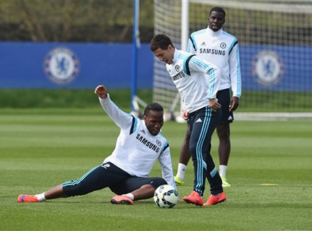 Mourinho "hò hét" học trò trên sân tập - 14 Drogba và Hazard trên sân tập. Các cầu thủ Chelsea vẫn tập rất miệt mài
