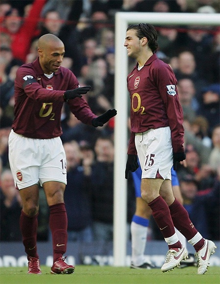Fabregas chia vui cùng Henry sau khi cho Arsenal.