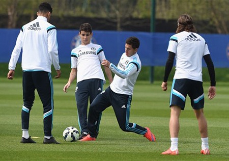 Mourinho "hò hét" học trò trên sân tập - 16 Hazard lao vào định cướp bóng của Oscar