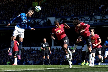 90 phút ê chề của MU tại Goodison Park - 13 Phút 35 hàng thủ MU mắc sai lầm để Stones đánh đầu từ quả phạt góc