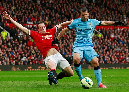 Nhìn lại trận cầu MU đè bẹp Man City - 17 Phil Jones trong tình huống ngăn cản Aguero