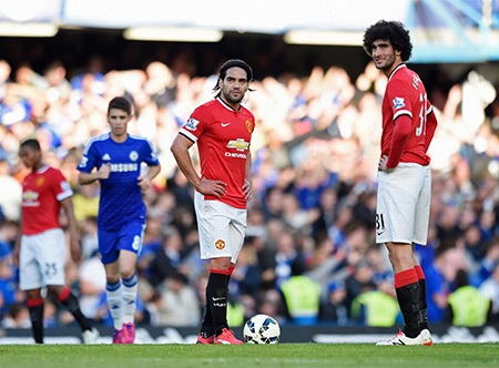 Nhìn lại trận chiến giữa Chelsea với MU - 16 Falcao và Fellaini chán nản khi phải thực hiện giao bóng lại