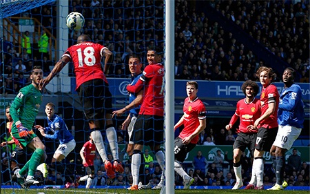 90 phút ê chề của MU tại Goodison Park - 14 Bóng găm thẳng vào giữa cầu môn khiến De Gea không kịp cản phá