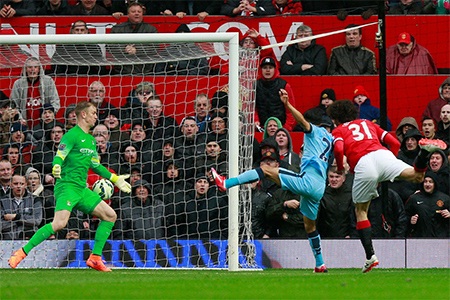 Nhìn lại trận cầu MU đè bẹp Man City - 19 Tiền đạo người Bỉ thoải mái dứt điểm sau đường chuyền dọn cỗ
của Young