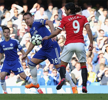 Nhìn lại trận chiến giữa Chelsea với MU - 18 Terry cũng có những va chạm với Falcao