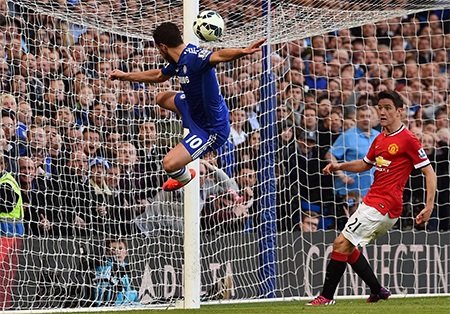 Nhìn lại trận chiến giữa Chelsea với MU - 19 Terry cũng có những va chạm với Falcao