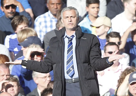 Tìm thời điểm Chelsea vô địch Premier League - 2 Mourinho đang hướng cúp vô địch Premier League lần thứ ba cùng Chelsea