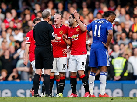 Nhìn lại trận chiến giữa Chelsea với MU - 21 Các cầu thủ MU lại vây lấy trọng tài Mike Dean trong một tình huống va chạm trên sân