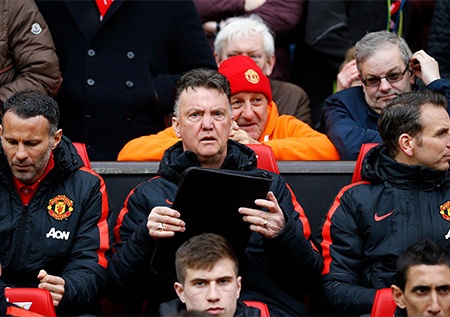 Nhìn lại trận cầu MU đè bẹp Man City - 23 Kompany may mắn chỉ phải nhận thẻ vàng sau khi anh đạp gầm giày vào cổ chân của Blind ở cuối hiệp 1