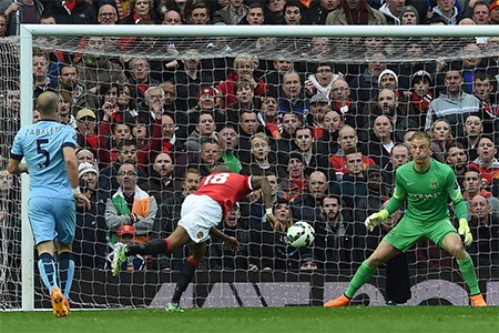 Nhìn lại trận cầu MU đè bẹp Man City - 26 Young đánh đầu trượt và bỏ lỡ cơ hội ghi bàn thứ hai cho riêng anh