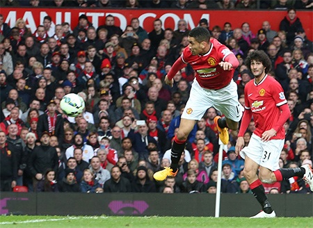 Nhìn lại trận cầu MU đè bẹp Man City - 30 Phút 74, Smalling đánh đầu thoải mái ở ngay gần vạch 5m từ quả tạt của Young
