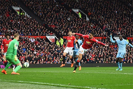 Nhìn lại trận cầu MU đè bẹp Man City - 31 Cú dứt điểm của Smalling quá gần khiến Joe Hart không thể cản phá