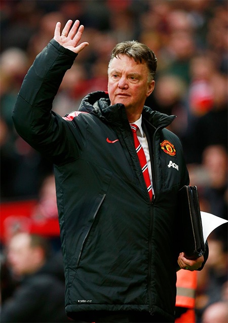 Nhìn lại trận cầu MU đè bẹp Man City - 35 Van Gaal vẫy chào khán giả sau trận đấu, đội bóng của ông đã thắng giòn giã