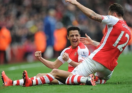 Arsenal dễ dàng "thổi bay" Liverpool - 1 Giroud chia vui cùng Sanchez khi các cầu thủ Arsenal ghi bàn thứ ba