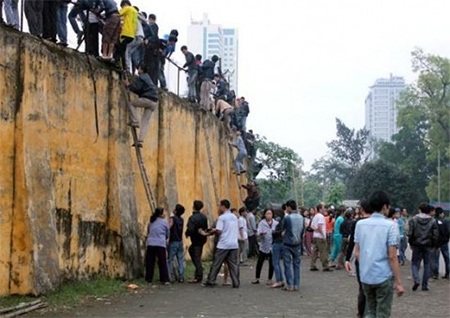 Khán giả trèo vào sân Vinh trong một trận cầu nóng của SL Nghệ An