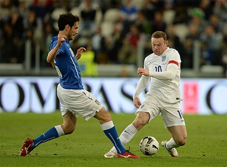 Towsend cứu Anh thoát thua trước Italia - 1 Andrea Ranocchia (trái) tranh bóng cùng Rooney