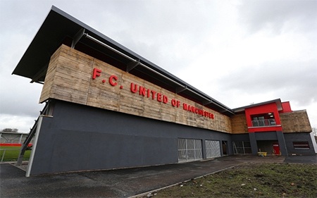 Manchester United "phiên bản hai" đang trưởng thành - 1 Tên của FC United of Manchester đặt trước sân Broadhurst Park