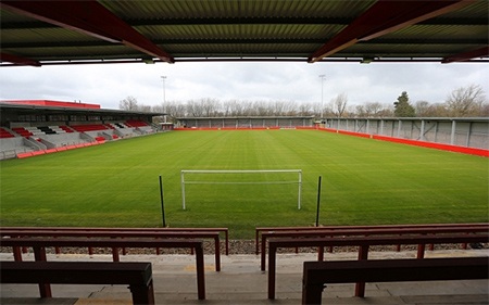 Manchester United "phiên bản hai" đang trưởng thành - 3 Có nhìn sân Broadhurst Park từ trên khán đài