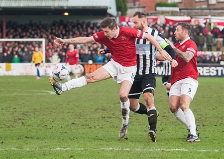 Manchester United "phiên bản hai" đang trưởng thành - 4 Các cầu thủ FA United (áo đỏ) thi đấu với Chorley