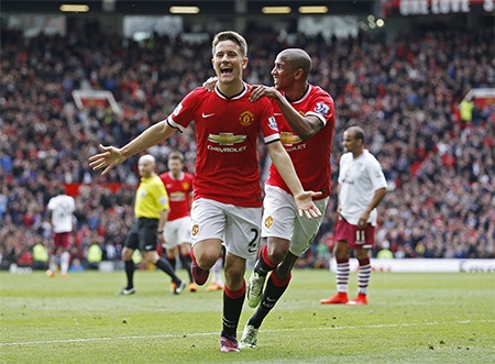 MU thắng 5 trận liên tiếp: Chưa thể cười - 1 Herrera (trái) ăn mừng bàn mở tỉ số vào lưới Aston Villa