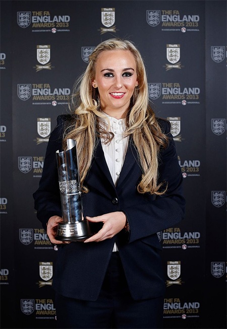 Nữ cầu thủ Man City xin lỗi vì khoe ảnh chụp cùng Van Gaal - 11 Duggan và giải thưởng FA England năm 2013