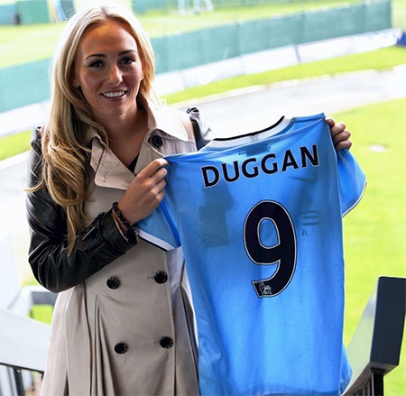 Nữ cầu thủ Man City xin lỗi vì khoe ảnh chụp cùng Van Gaal - 7 Duggan chuyển tới Man City vào năm trước, cô là một cầu thủ chạy cánh