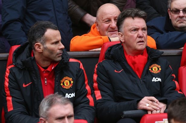 Everton - Man Utd: Ba điểm quan trọng - 1 Van Gaal (phải) đang rất tự tin cùng MU